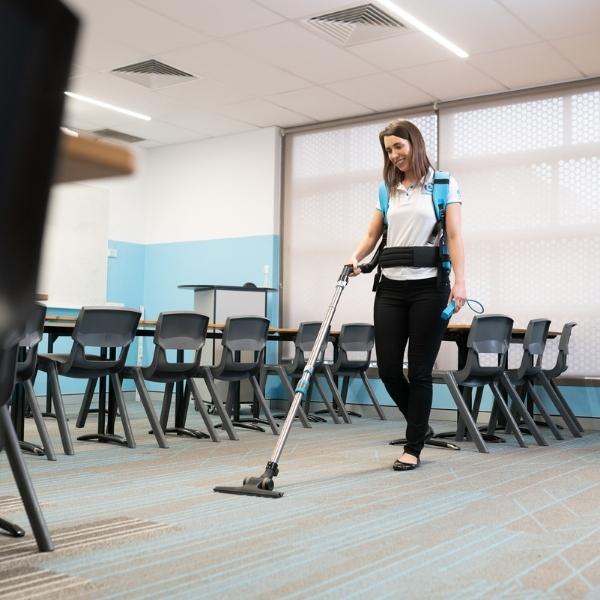 i-move-2.5-vacuum-cleaner-in-school